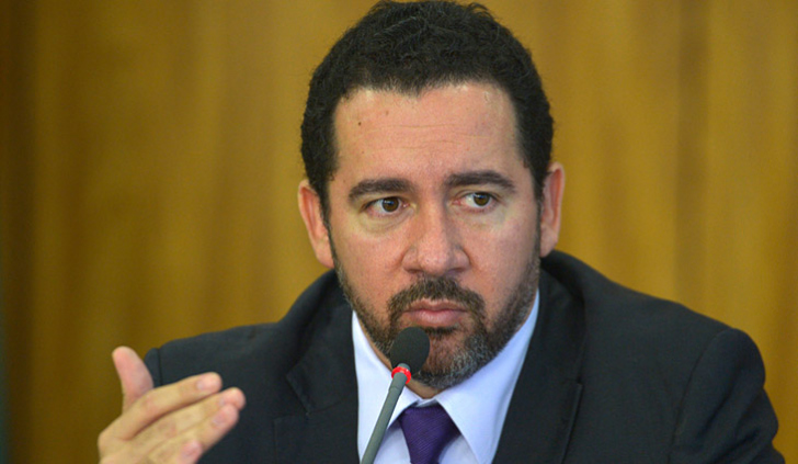 Ministro Oliveira afirma que a medida impulsiona a economia e atende às pessoas que realmente necessitam