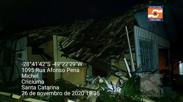 Em Criciúma, uma árvore caiu em cima de uma residência, deixando três pessoas desalojadas (Foto: Divulgação)