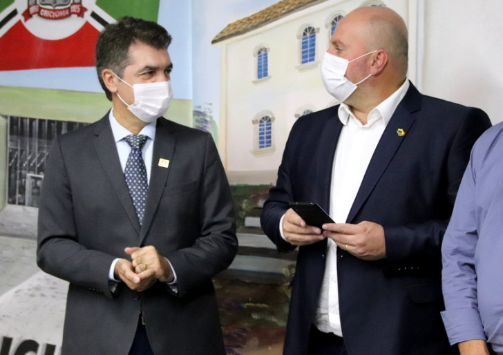 Salvaro recebe R$ 1 milhão, entrega feita pelo presidente Tita / Divulgação