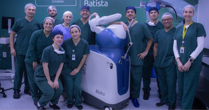 A equipe da Levve Ortopedia comemora a conquista da 200ª cirurgia robótica realizada I Foto: Colaboração/Levve Ortopedia/4oito