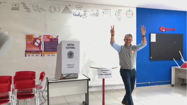 FOTO: Felipe D’Avila vota em colégio de São Paulo / Exibição/CNN
