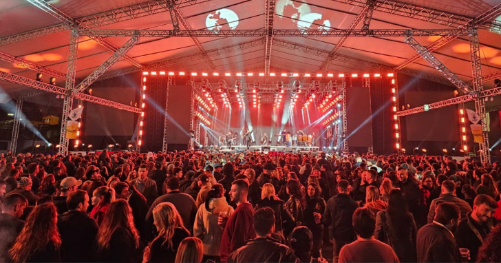Show nacional movimentou grande público nessa quinta-feira (18) | Foto: Jeccica Schenatto/Prefeitura de Nova Veneza
