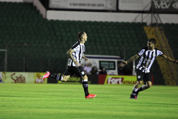 Figueirense comemorando vitória contra o Marcílio Dias / Foto: Patrick Floriani / FFC