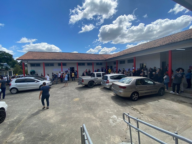 Filas são formadas na Escola Rubens de Arruda Ramos | Foto: Taize Pizoni/ 4oito/ EcoCria