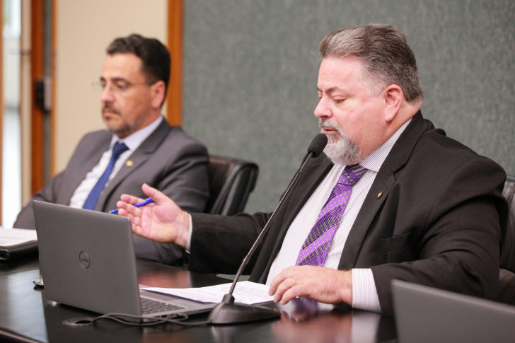 Deputado Sergio Motta (direita) preside Comissão na Alesc (Foto: Vicente Schmitt / Agência AL)