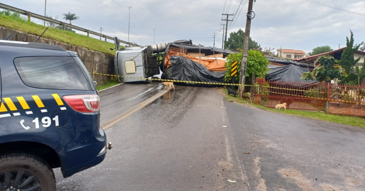 Tombamento de caminhão interdita totalmente a pista marginal no km 437 da BR-101 | Foto: PRF/4oito