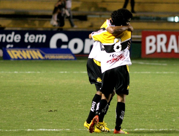 Jogadores comemoram o primeiro gol. Mas havia muito sofrimento e emoção pela frente naqueles 90 minutos