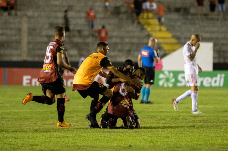 Globo comemora classificação contra o Inter nesta quinta, em Ceará-Mirim, no Rio Grande do Norte / Foto: Globo FC / Divulgação