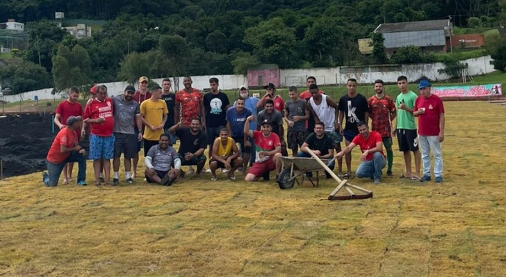 A equipe de prosperanos que atuou neste sábado no plantio da nova grama do Balsinão / Divulgação