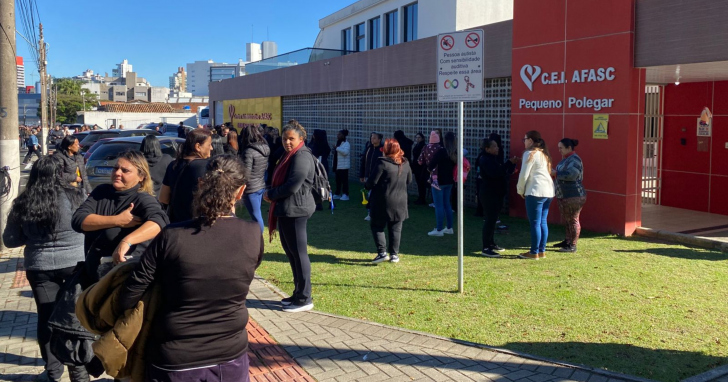 Professores da Afasc se concentram em frente ao CEI Pequeno Polegar | Foto: Enio Biz/4oito