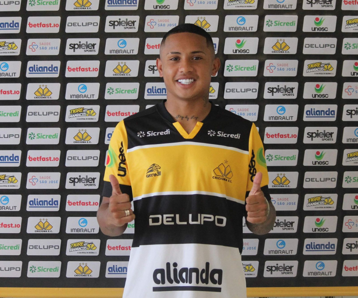 Guilherme Azevedo com a camisa do Tigre / Foto: Celso da Luz / Criciúma EC