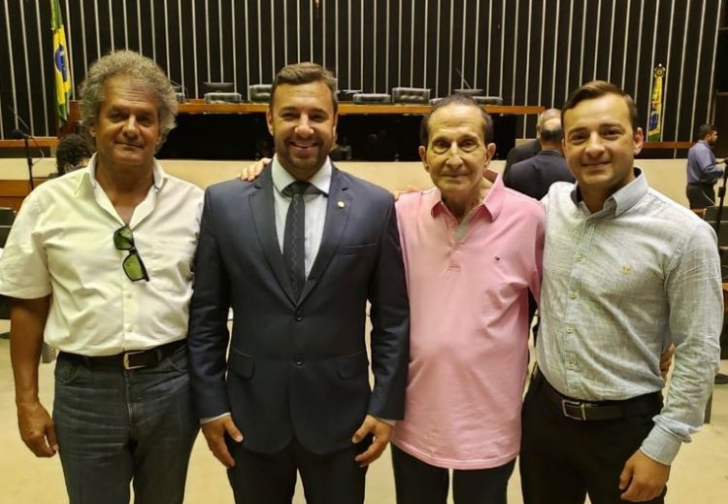 Foto: Arquivo/4oito / Da esquerda para direita, Ronaldo Freitas (filho de Hilário), Daniel Freitas (neto), Hilário Freitas e Alexandre Freitas (neto), na posse do deputado federal Daniel Freitas em 2019.