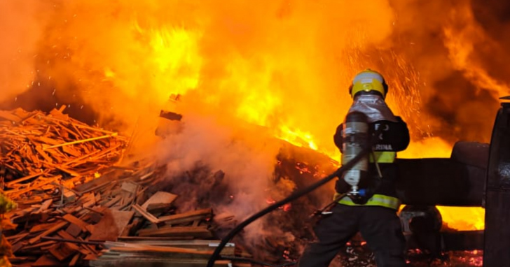 Pilha de madeira pegou fogo perto da caldeira de uma fábrica na marginal da BR-101, em Santa Rosa do Sul | Foto: CBMSC/4oito