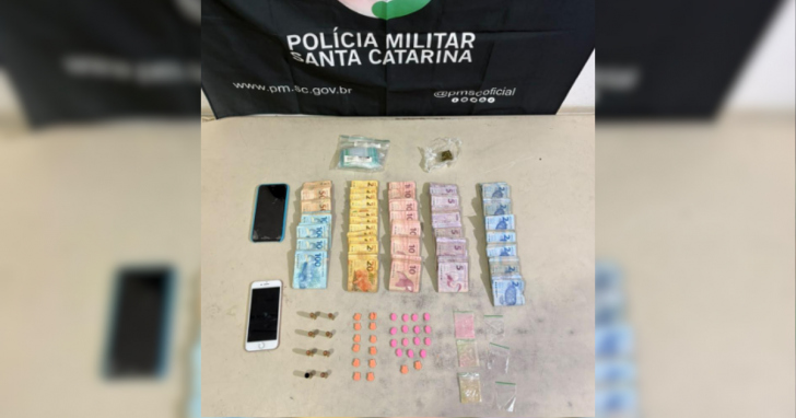 Mais de R$ 9,5 mil reais foram apreendidos em Araranguá | Foto: PMSC/4oito
