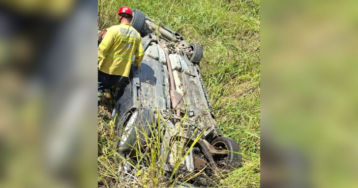 Bombeiros utilizaram ferramentas de resgate para retirar motorista preso dentro do veículo | Foto: Divulgação/Corpo de Bombeiros