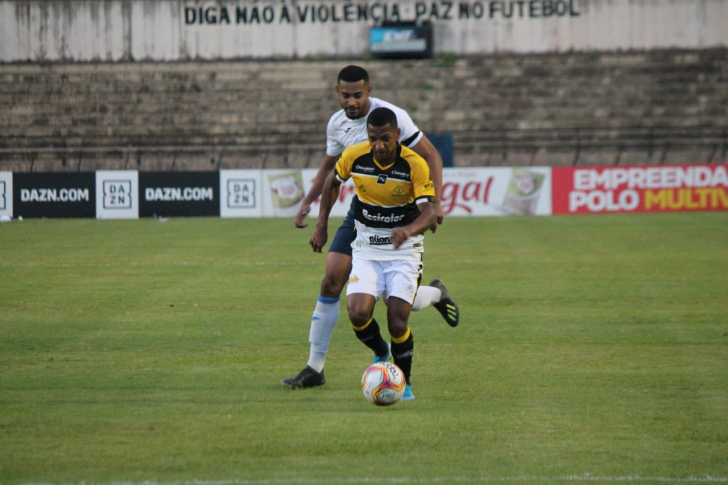 Jean Dias em campo contra o São Bento, em Sorocaba / Fotos: Celso da Luz / Criciúma EC