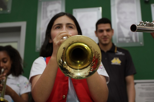 Zagueiro Nino e goleiro Vinícius fizeram a alegria dos alunos da entidade/Foto: Guilherme Hahn/Especial