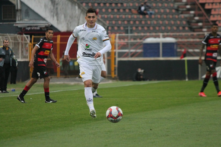 Léo Costa deve ganhar sequência no time em tripé no meio-campo (Foto: Celso da Luz / Criciúma EC)