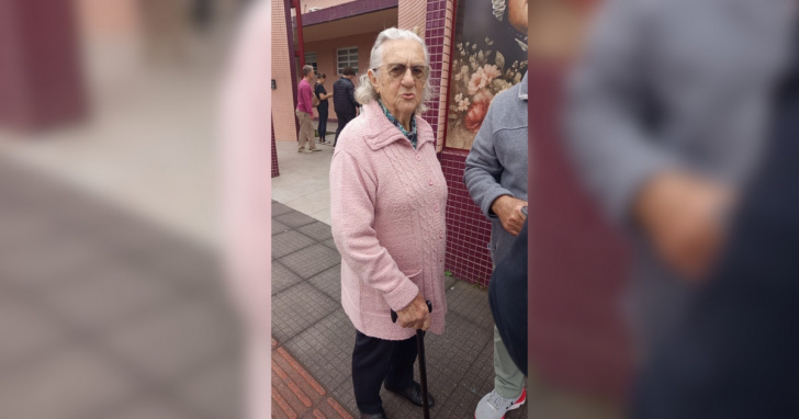 Aos 97 anos, Anilda Ghuellere Colombi foi ao Colégio São Bento para votar | Foto: Giselle Tiscoski/4oito