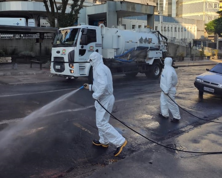 Equipe com macacões adequados para limpar as ruas em Criciúma / Divulgação