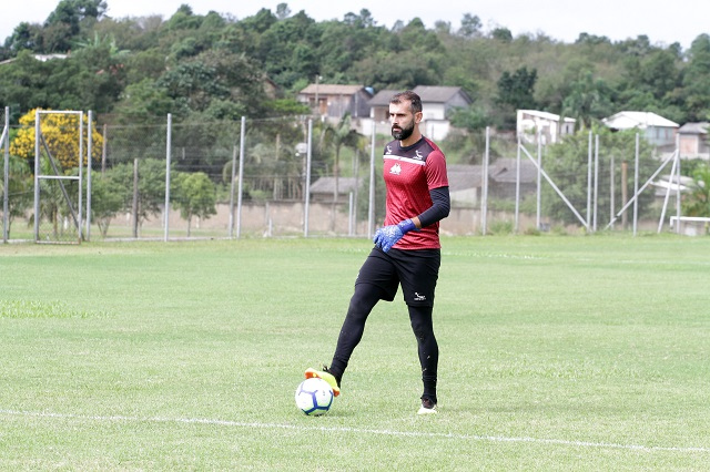 Bruno Grassi ressalta evolução da defesa do Criciúma / Fotos: Lucas Renan Domingos / A Tribuna