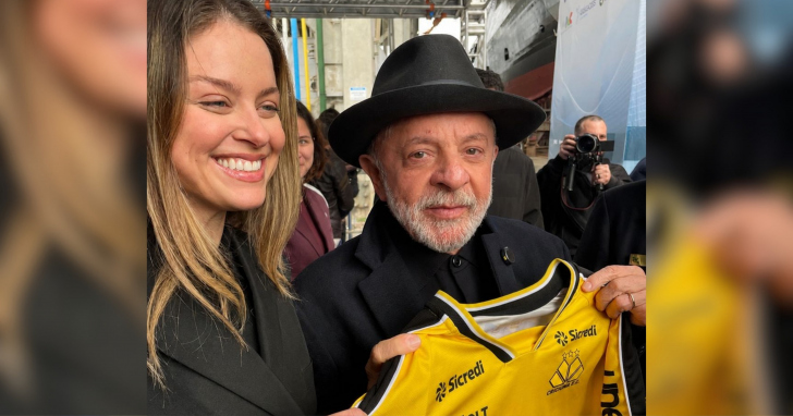 Presente foi entregue pela vereadora Giovana Mondardo, em Itajaí | Foto: Divulgação/4oito