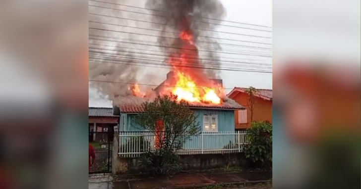 Casa de madeira foi completamente tomada pelas chamas durante o incêndio em Içara | Foto: Divulgação/Corpo de Bombeiros