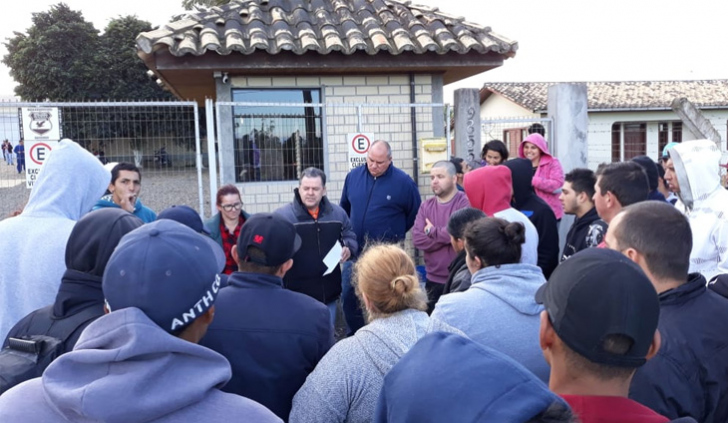 Manifestação em frente à MP Foods na manhã de segunda-feira (9)