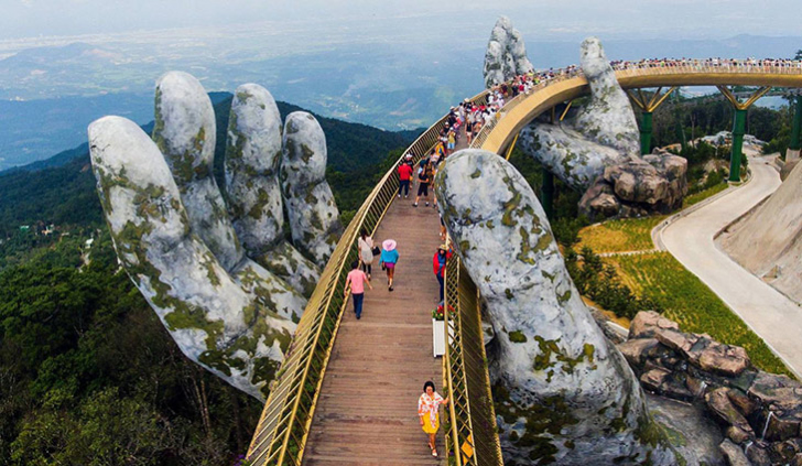 A Ponte Dourada fica nas montanhas Ba Na, com mais de mil metros de altitude