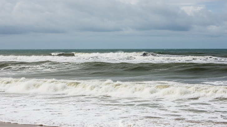 Mar agitado atinge o litoral de Santa Catarina devido à passagem de uma frente fria | Foto: IA/4oito