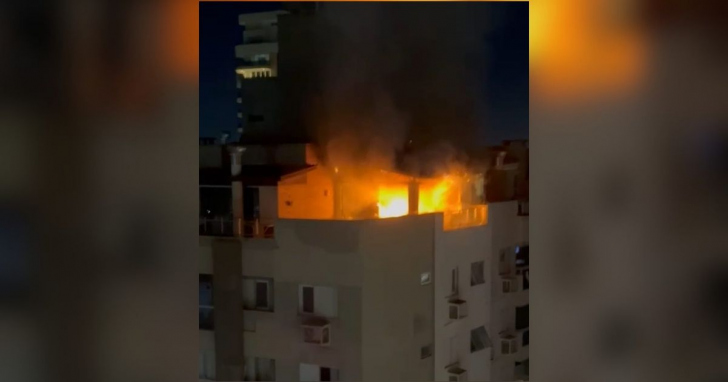 Chamas ficaram concentradas na cobertura do edifício, que foi evacuado; não houve feridos I Foto: Reprodução/4oito