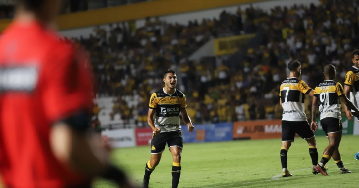 Defensor começou no banco de reservas contra o Athletic - Foto: Celso da Luz/Criciúma