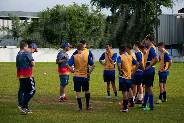 Jogadores do Marinheiro chegaram a entrar em campo (Foto: Davi Lopes)