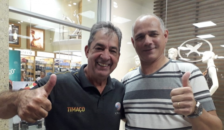 O narrador Mário Lima e o ex-zagueiro Vilmar (foto: Denis Luciano)
