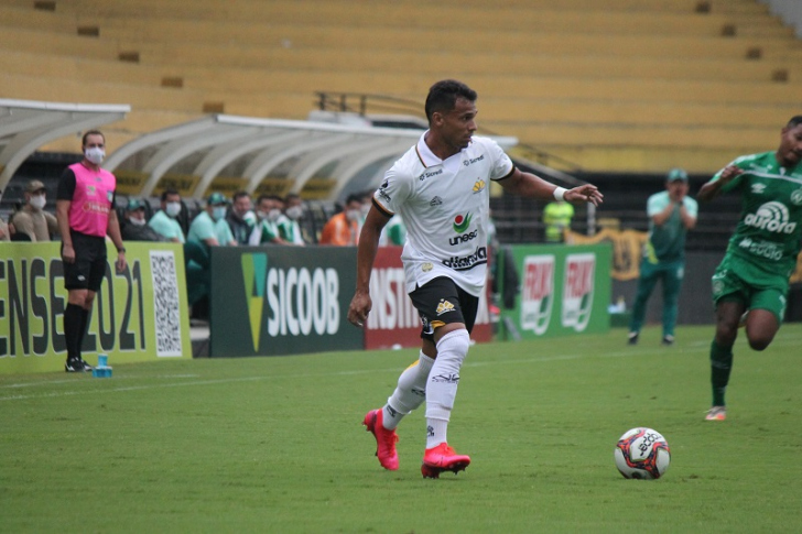 Mateus Anderson contra a Chape, partida em que perdeu pênalti (Foto: Celso da Luz / Criciúma EC)