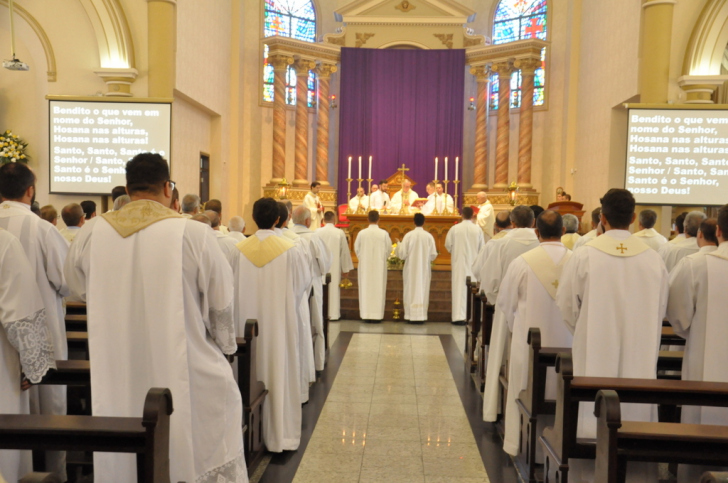 Na Missa dos Santos Óleos, na quinta-feira da Semana Santa, uma de tantas tradições pascais / Diocese Criciúma