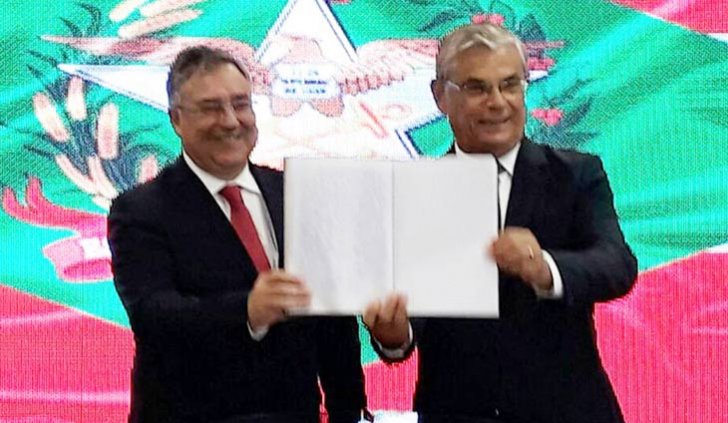 Raimundo Colombo e o agora governador Eduardo Moreira (foto: Denis Luciano)