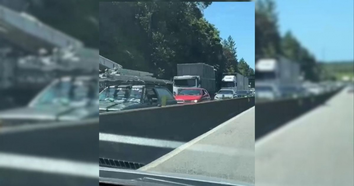 Caminhão quebrado no Morro dos Cavalos gera congestionamento em Palhoça | Foto: Frame/Vídeo/Thiago Hockmüller