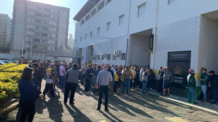 Na manhã desta segunda-feira, uma multidão se formou em frente ao Majestoso/ Foto: Rafael Niero