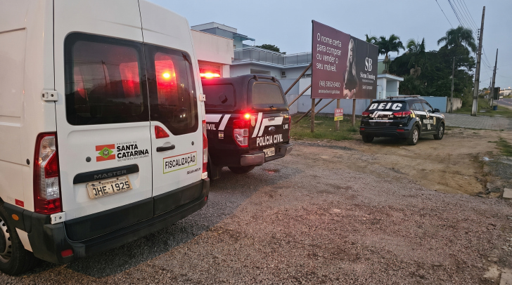 Polícia Civil cumpriu mandados de busca e apreensão durante a operação em Gravatal | Foto: Divulgação/Polícia Civil