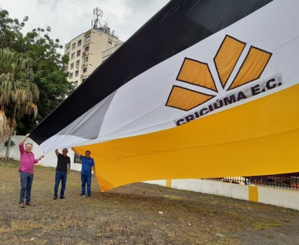 Dirigentes na troca recente da bandeira do Criciúma no estádio / Foto: Criciúma EC / Divulgação