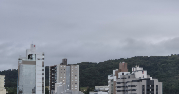 Chuva acontece principalmente durante esta manhã, mas perde força de noite - Foto: Davi Brabos/4oito