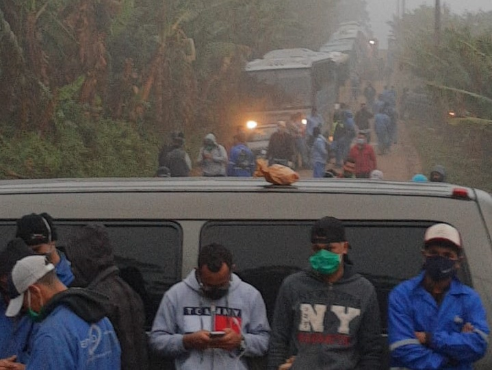 Trabalhadores parados no protesto da comunidade / Divulgação