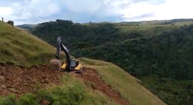 A máquina que começa a trabalhar na cabeceira da futura ponte do Rio das Antas / Imagem: Miller Wolff / Reprodução