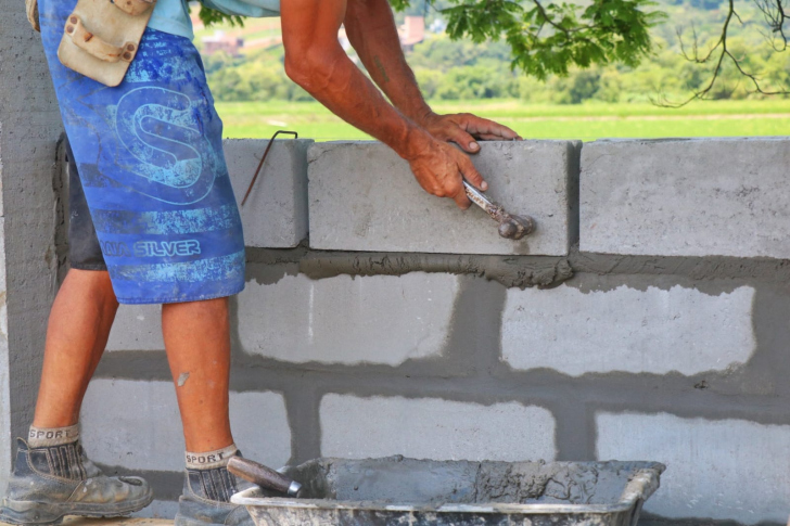 Muro está sendo erguido no Darci Marini, onde joga o Metropolitano / Fotos: Leonardo Gava / Prefeitura de Nova Veneza