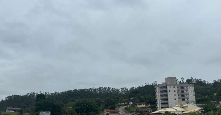 Segunda começa com chuva no Litoral de SC e alerta para o Oeste | Foto: Sophia Rabelo / 4oito
