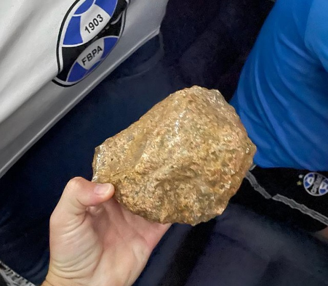 Pedra arremessada contra o ônibus do Grêmio / Foto: Grêmio FPBA / Divulgação