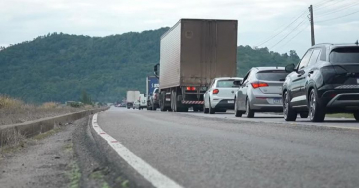 Congestionamento da Ponte de Laguna chegou a 2 quilômetros no sentido Sul da rodovia | Foto: Arquivo/4oito