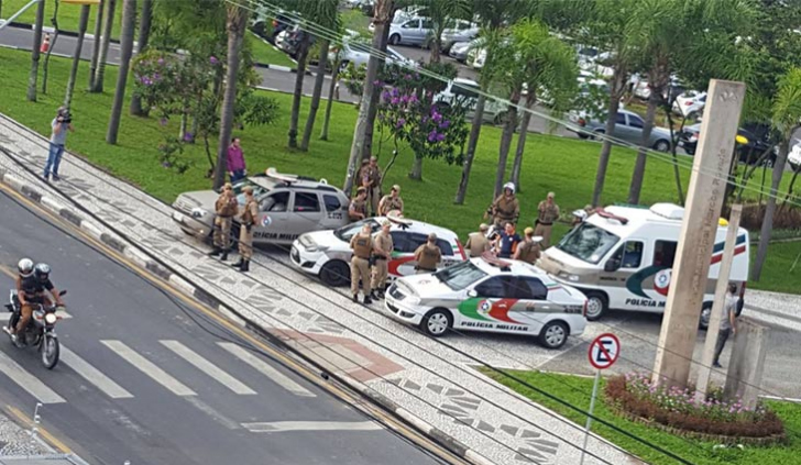 PM em frente à Prefeitura de Criciúma antes da ação