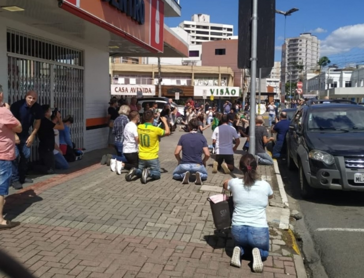 Em Rio do Sul, no Vale do Itajaí, populares se ajoelharam pedindo para voltar a trabalhar / Divulgação